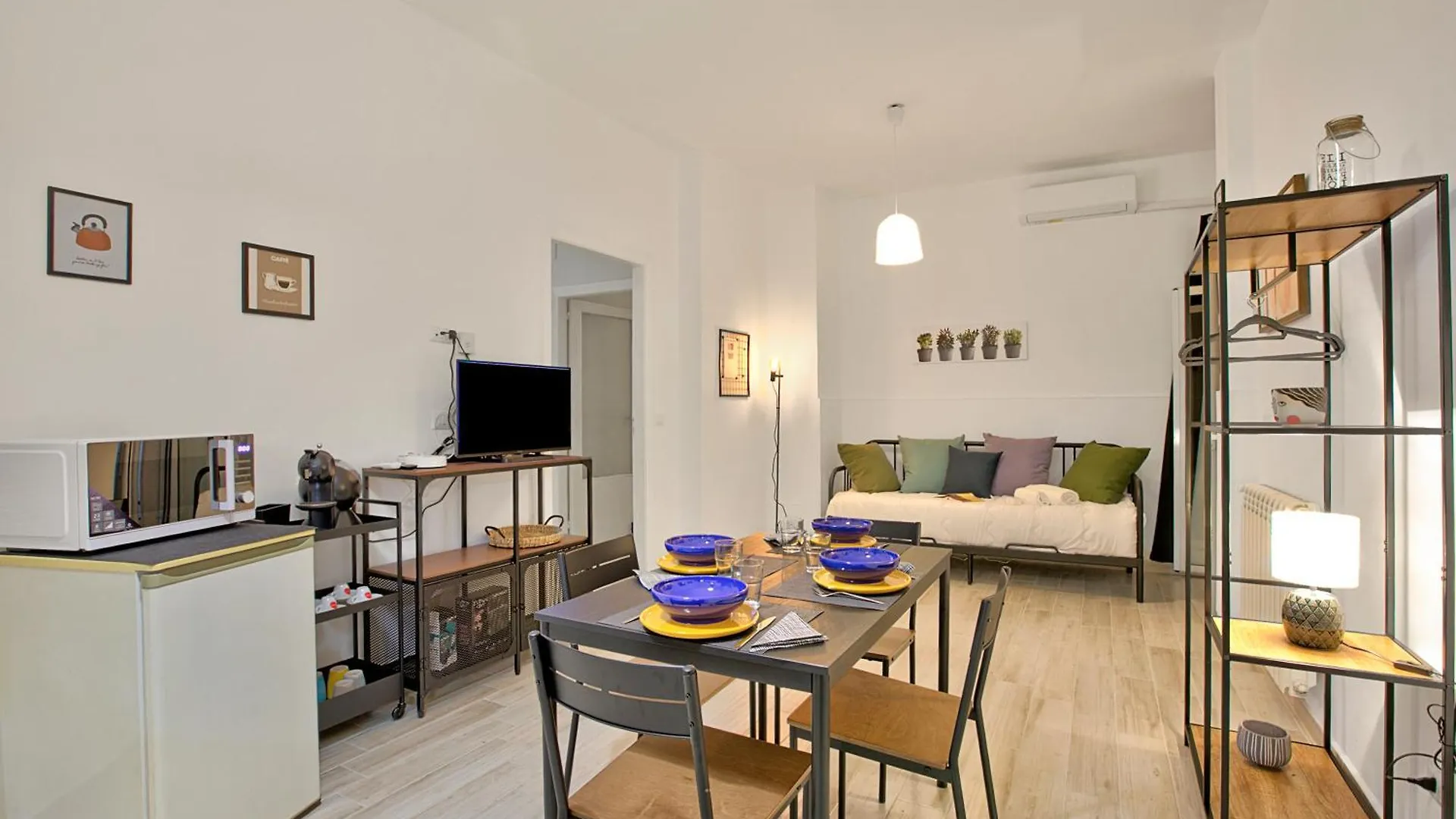 Ravanas 314 Bari Near Station - Happy Rentals